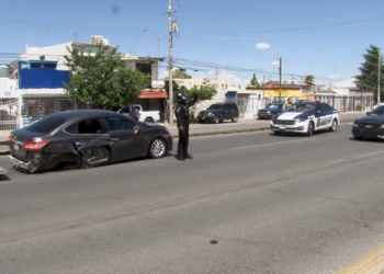 Mujer choca su vehículo en el Periférico de la Juventud; no hubo lesiones graves