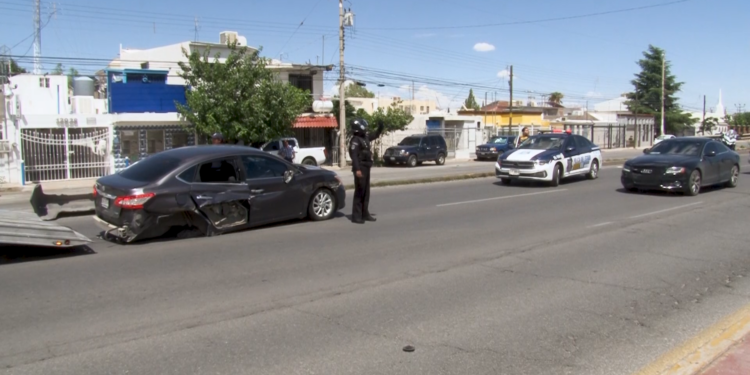 Mujer choca su vehículo en el Periférico de la Juventud; no hubo lesiones graves