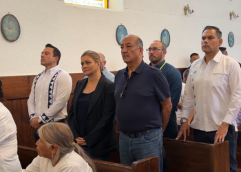 Maru Campos asiste a misa en memoria de sacerdotes jesuitas