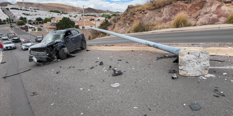 Mujer destroza su camioneta en La Cantera
