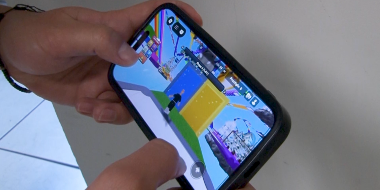 Alertan padres de familia por riesgos en videojuegos en línea como Roblox