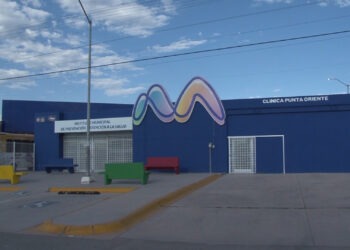 Mujer fallece mientras recibía atención médica en clínica de Punta Oriente