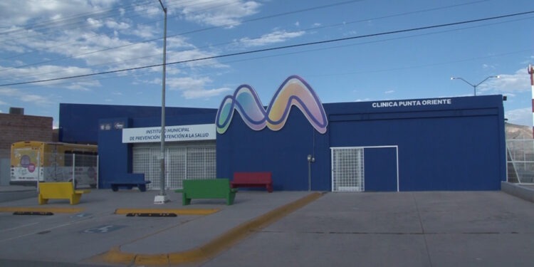 Mujer fallece mientras recibía atención médica en clínica de Punta Oriente