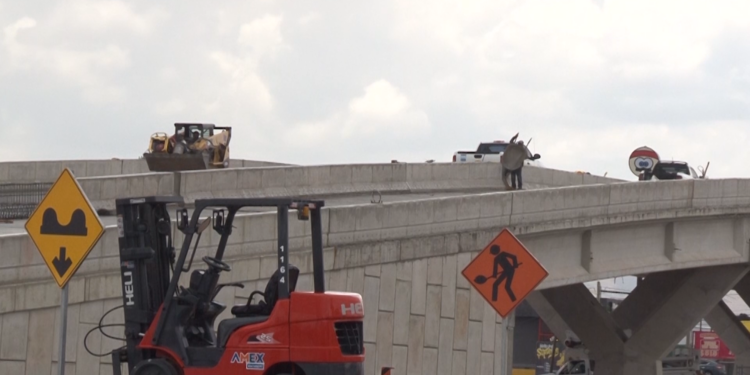 Comerciantes piden mayor señalización en obras del paso superior en carretera a Aldama