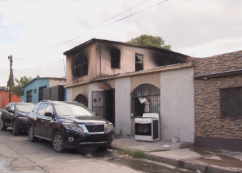 Incendio consume vivienda de dos plantas en la colonia Rosario