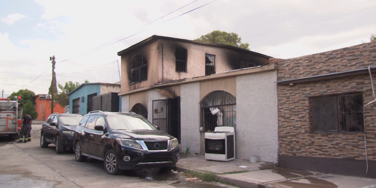 Incendio consume vivienda de dos plantas en la colonia Rosario