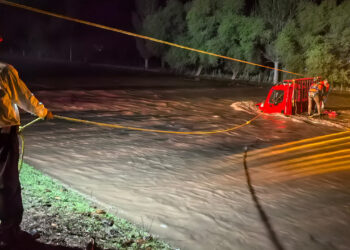 Rescata CEPC a cuatro personas que fueron arrastradas por la corriente dentro de un vehículo