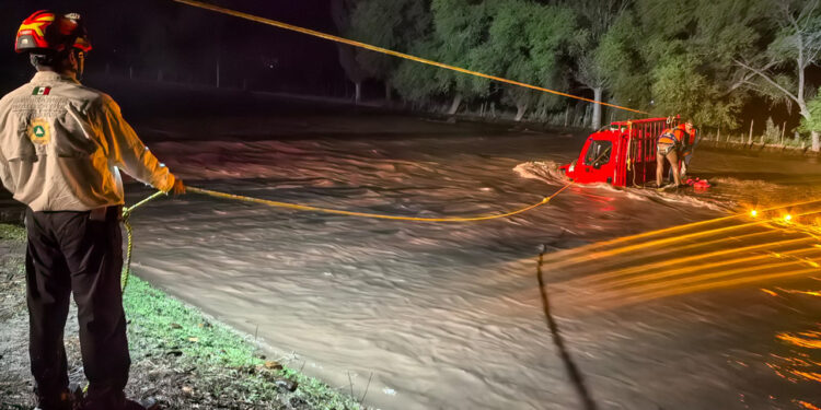 Rescata CEPC a cuatro personas que fueron arrastradas por la corriente dentro de un vehículo