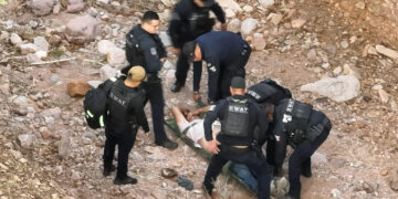 Rescatan a conductor tras volcadura en carretera Chihuahua-Cuauhtémoc