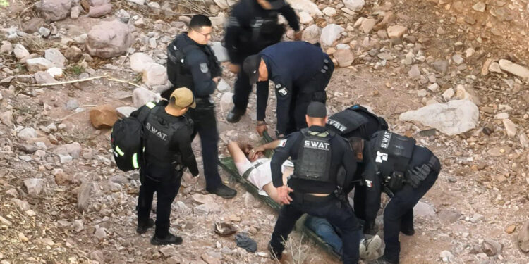 Rescatan a conductor tras volcadura en carretera Chihuahua-Cuauhtémoc