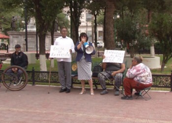 Maestros jubilados del SNTE protestan en Plaza Hidalgo por falta de pago de bono