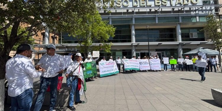 Se manifiestan jubilados de la CFE en el Congreso por recorte a pensiones