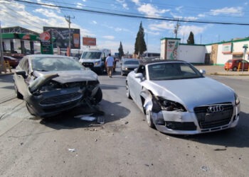 Choque entre Audi y Ford Fiesta provoca afectaciones viales en la avenida Tecnológico