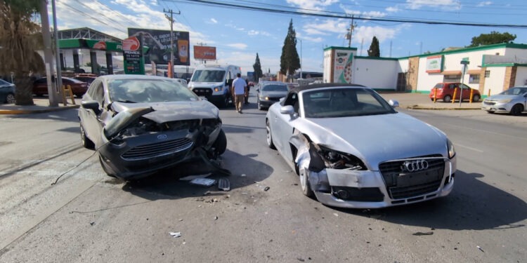 Choque entre Audi y Ford Fiesta provoca afectaciones viales en la avenida Tecnológico