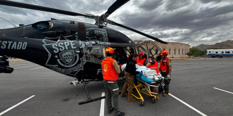 Trasladan de urgencia en helicóptero a mujer lesionada desde Guachochi hasta la capital