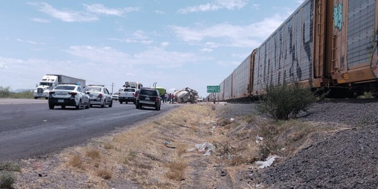 Tren embiste a pipa lechera en el acceso al Parque Industrial de Delicias