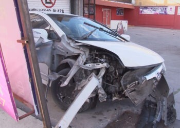 Conductor choca contra poste publicitario en el centro de Chihuahua