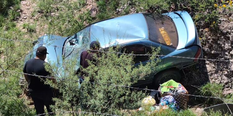 Volcadura en la carretera Delicias-Chihuahua deja a dos mujeres lesionadas