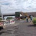 Vuelca tráiler con 54 toneladas de pastura en el acceso norte de Meoqui