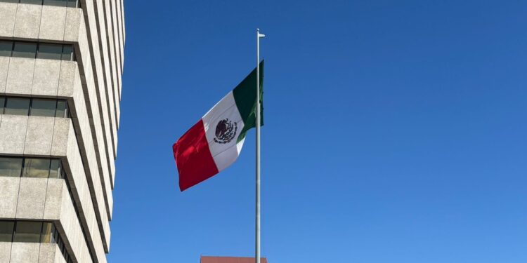 Conmemoran el Día de la Lealtad Chihuahuense con izamiento de bandera en Plaza de Armas