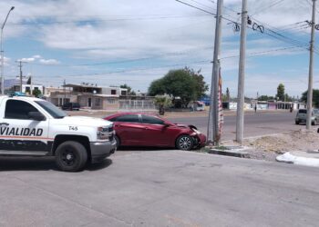Fuerte choque deja cuantiosos daños materiales y un poste derribado
