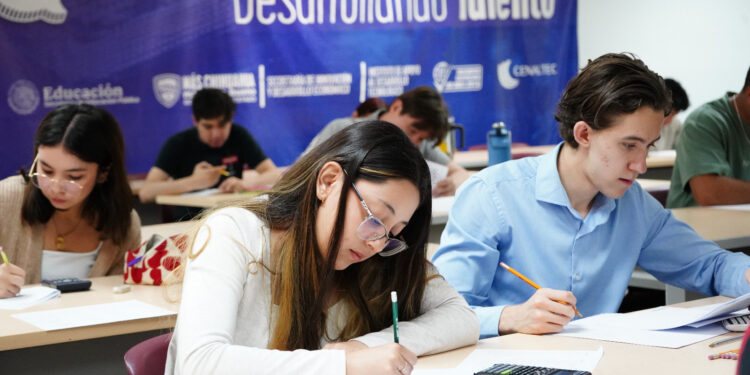 Más de 100 aspirantes presentan examen para especializarse en Taiwán en IA y Automatización