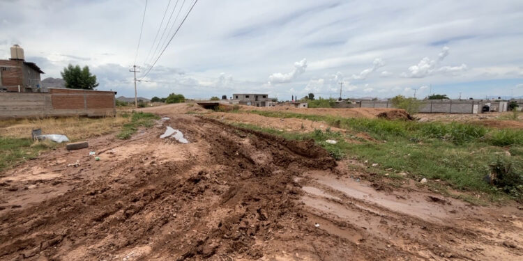 Vecinos de Valle Dorado exigen solución definitiva a inundaciones