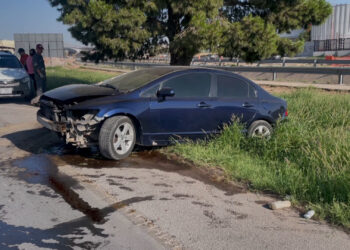Conductor choca contra un árbol en la Vialidad Los Nogales