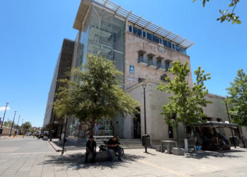 Bomberos rescatan a ocho turistas atrapados en elevador del Centro de Chihuahua