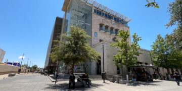 Bomberos rescatan a ocho turistas atrapados en elevador del Centro de Chihuahua