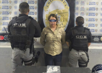 Aseguran a mujer con 30 porciones de aparente cocaína