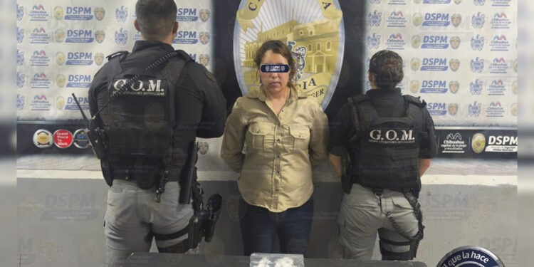 Aseguran a mujer con 30 porciones de aparente cocaína