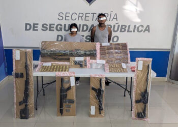Aseguran a pareja en posesión de lanzacohetes antitanque y mil pastillas de fentanilo en Juárez