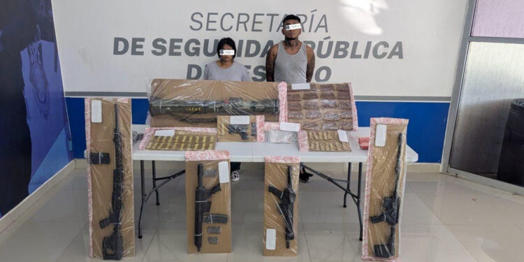Aseguran a pareja en posesión de lanzacohetes antitanque y mil pastillas de fentanilo en Juárez