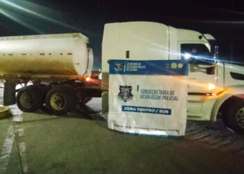 Aseguran tráiler con 27,900 litros de huachicol en el boulevard Juan Pablo II