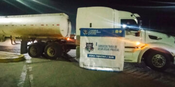 Aseguran tráiler con 27,900 litros de huachicol en el boulevard Juan Pablo II
