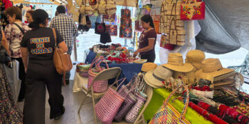 Atrae la Feria Sekáti Newárame a turistas nacionales en la Plaza de Armas