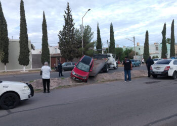 Automovilista sufre salida de camino y cae con su vehículo a un canal en Delicias