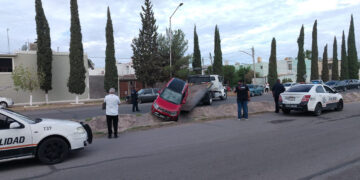 Automovilista sufre salida de camino y cae con su vehículo a un canal en Delicias