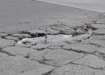 Lluvias incrementan la aparición de baches en calles de Chihuahua