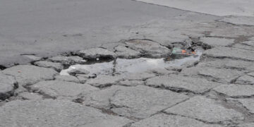 Lluvias incrementan la aparición de baches en calles de Chihuahua