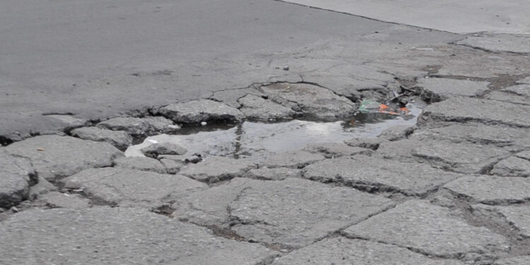 Lluvias incrementan la aparición de baches en calles de Chihuahua