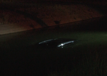 Camioneta cae a canal de riego en Delicias; conductor resulta ileso