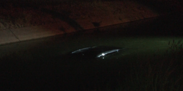Camioneta cae a canal de riego en Delicias; conductor resulta ileso