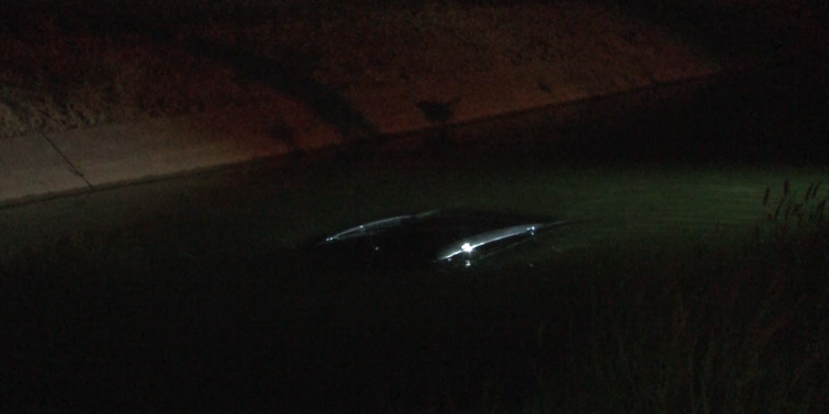 Camioneta cae a canal de riego en Delicias; conductor resulta ileso