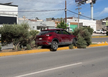 Conductora termina sobre camellón tras accidente en la Ortiz Mena