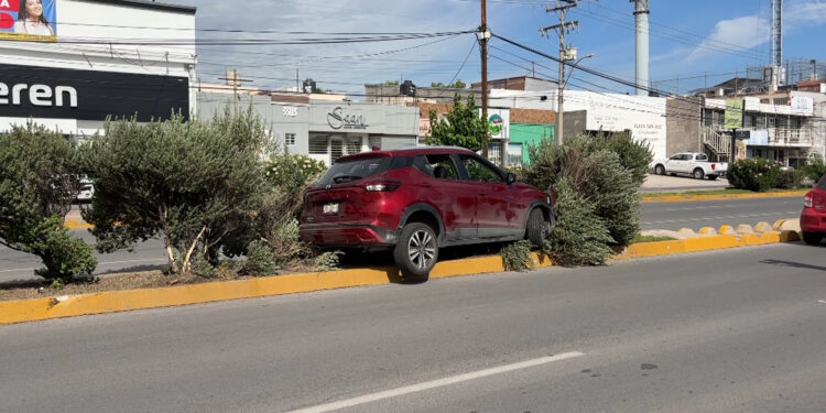 Conductora termina sobre camellón tras accidente en la Ortiz Mena