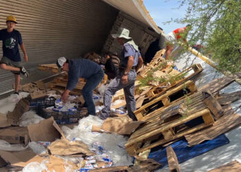 Rapiñan cargamento de queso crema tras volcadura de tráiler en la carretera Chihuahua-Delicias