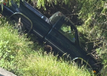 Cae camioneta al cauce de un arroyo tras evitar atropellar a un peatón en la Silvestre Terrazas