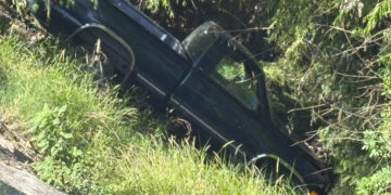 Cae camioneta al cauce de un arroyo tras evitar atropellar a un peatón en la Silvestre Terrazas